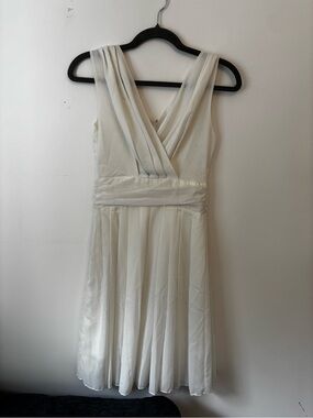 Elegant White V-Neck Sleeveless Dress